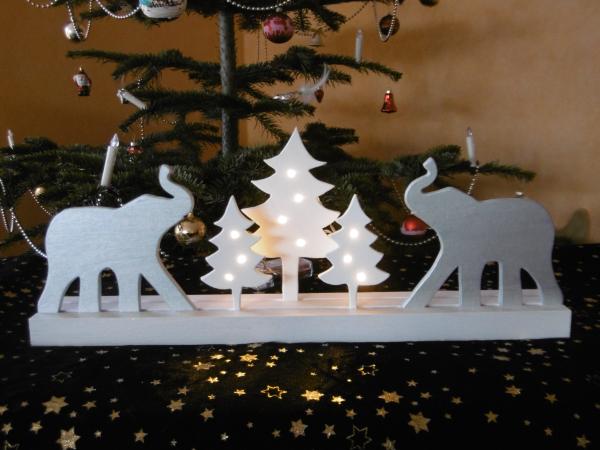 Elefanten im Winterwald beleuchtet